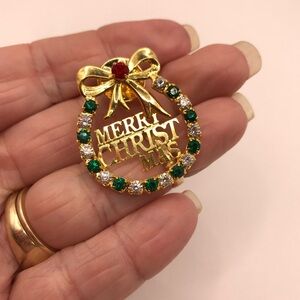 Gold-tone Merry Christmas wreath lapel pin